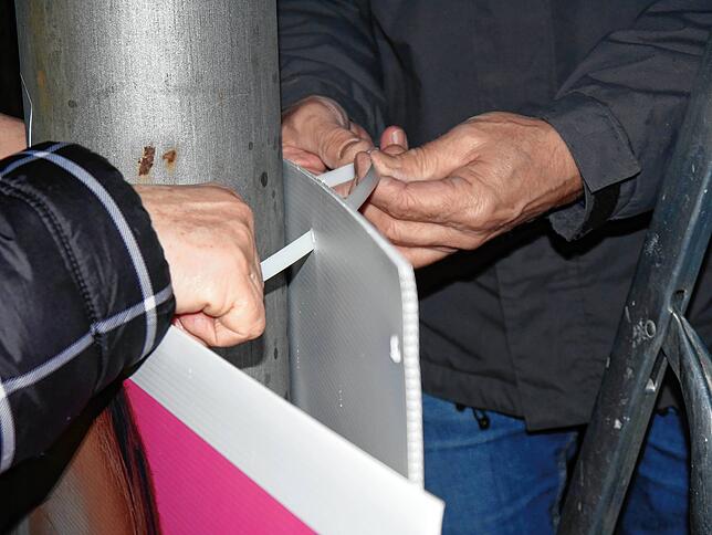 Bild 9: Wer zuerst kommt, klebt zuerst: Eine Nacht unter Wahlkampfhelfern