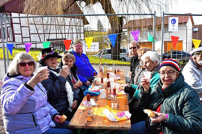 Nach geglückter Eroberung des Rathauses feierten die Narren ausgelassen bei Getränken und Gebäck.