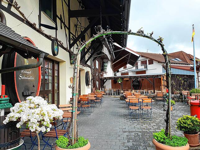Auf der Terrasse der Besenwirtschaft haben bis zu 90 Gäste Platz.