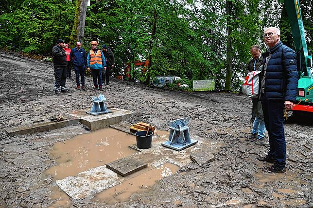 Architekt Thomas Hirthe (rechts) steht am Fundament für den Treppenturm mit Aussichtsplattform, der in den kommenden Wochen montiert wird.