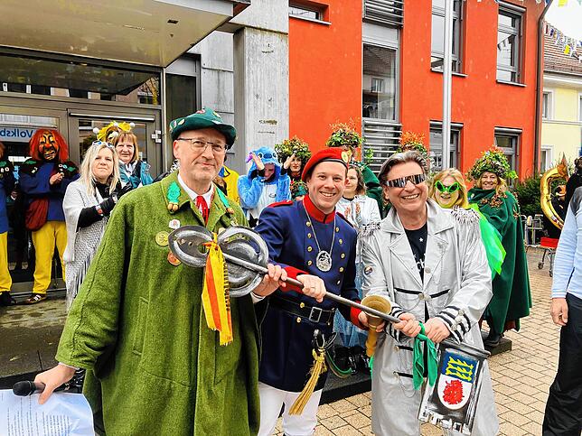 Zunftmeister Patrick Ganser und Narrenpolizist Christoph Schneble entreißen Bürgermeister Thomas Auer den Rathausschlüssel.
