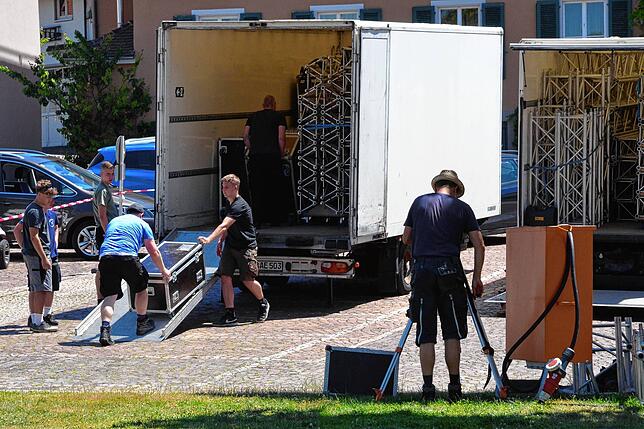 Eine Plackerei in der Hitze: Die Arbeiten zum Bühnenaufbau haben bereits am Sonntag begonnen.