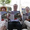 Senioren finden in der Broschüre „Gut zu wissen“ alle wichtigen Infos und Kontakte: Cornelia Rösner (links), Klaus Eberhardt und Diana ...