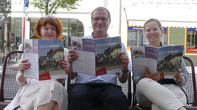 Senioren finden in der Broschüre „Gut zu wissen“ alle wichtigen Infos und Kontakte: Cornelia Rösner (links), Klaus Eberhardt und Diana ...