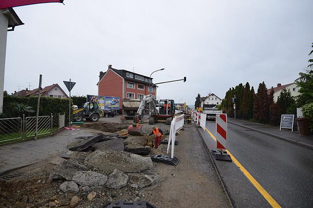 Hier liegen Teile des entfernten Asphalts an der Baustelle. Bild: Ramona Löffler
