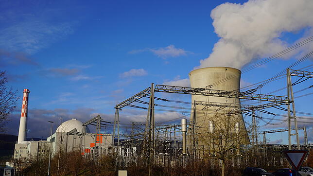 Das Atomkraftwerk Leibstadt am Hochrhein ist eines von fünf Schweizer Atomkraftwerken. Sie sind die zweitgrößte Quelle für Strom in der ...