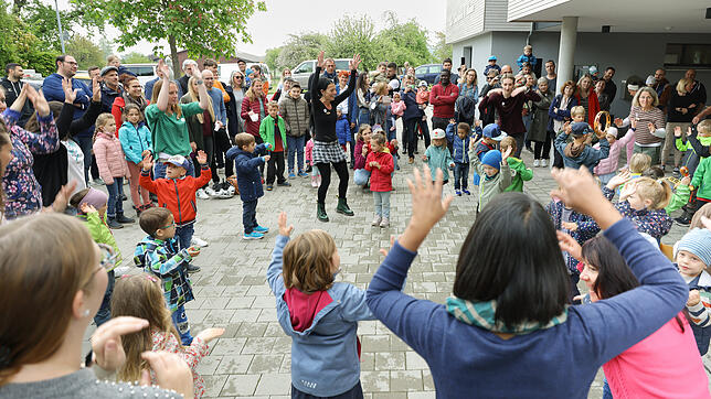 Gute Laune bei Kindern, Erziehern und Eltern: Der Kindergarten St. Blasius in Bankholzen wurde nach einem Umbau jetzt offiziell eingeweiht.