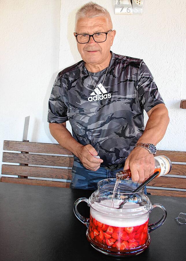 Nach dem Ziehen gießt Norbert Halmer den Sekt und den Rest des Rosé-Weines hinzu. Für seine Erdbeerbowle ist er sehr bekannt. Bild: ...