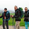Kerstin und Oliver Bock mit Martina Back (von links) auf Wandertour: Für eine Neujahrswanderung bieten sich im Hegau mehrere Wege an.