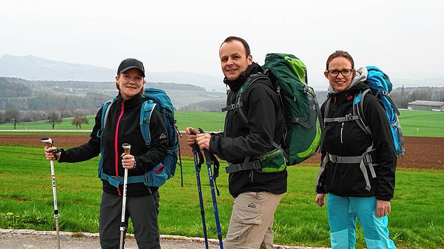 Kerstin und Oliver Bock mit Martina Back (von links) auf Wandertour: Für eine Neujahrswanderung bieten sich im Hegau mehrere Wege an.