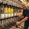 Ulrich Haas an der Unverpackt-Theke seines Edeka in St. Georgen. Er hat sie von drei auf zwei Metern verkleinert. Nach der Pandemie sei ...