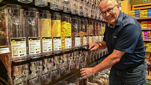 Ulrich Haas an der Unverpackt-Theke seines Edeka in St. Georgen. Er hat sie von drei auf zwei Metern verkleinert. Nach der Pandemie sei ...