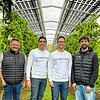 Landwirt Hubert Bernhard (von links) testet Agri-PV seit einem Jahr. Mark Kugel und Josef Haverkampf vom Start-up Sonntag Energy wollen ...