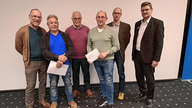 4. Platz: 2250 Euro gibt es für den Imkerverein Wehratal aus Wehr und seinen Einsatz für die Bienen. Von links: Markus Vonberg, Rolf ...