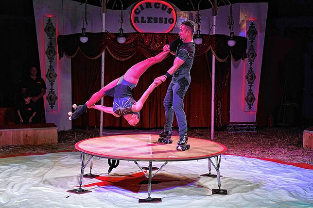 Atemberaubende Akrobatik: „Das Duo Sky aus Kuba mit seiner rasanten Rollschuh-Artistik“, kündigt der Zirkus an.
