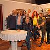 Regisseur Daniel Trisner (sitzend) und die Schauspieler Günter Schmidt, Ute Trisner, Stephanie Fitz, Sandra Fritz, Karin Weber, Veit ...