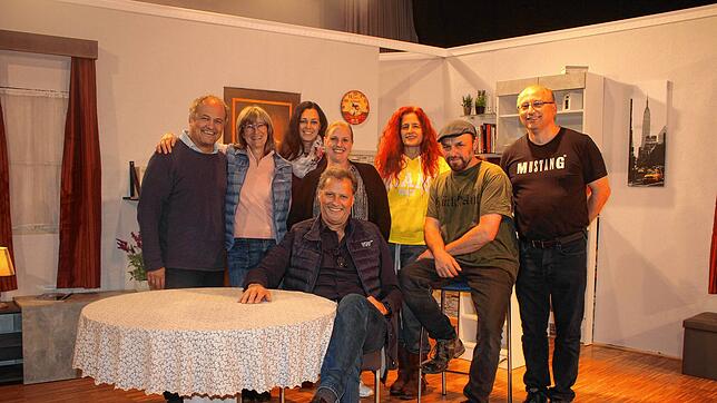 Regisseur Daniel Trisner (sitzend) und die Schauspieler Günter Schmidt, Ute Trisner, Stephanie Fitz, Sandra Fritz, Karin Weber, Veit ...