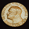 Eine undatierte Aufnahme zeigt die Vorderseite der Medaille des Friedensnobelpreises, die 1902 von dem norwegischen Künstler Gustav ...
