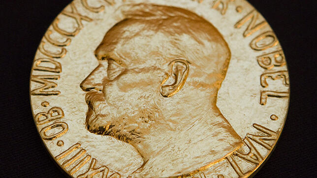 Eine undatierte Aufnahme zeigt die Vorderseite der Medaille des Friedensnobelpreises, die 1902 von dem norwegischen Künstler Gustav ...