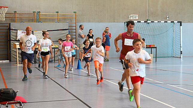 Groß und Klein machen mit beim Sponsorenlauf den der Vöhrenbacher Sporthalle.