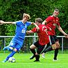 Spielerisch überzeugte der Hegauer FV beim 3:0-Erfolg in Überlingen. In dieser Szene setzt sich Markus Müller (links) gegen die beiden ...