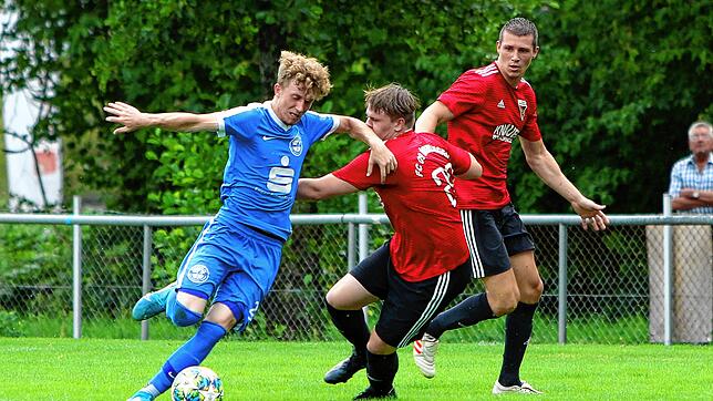 Spielerisch überzeugte der Hegauer FV beim 3:0-Erfolg in Überlingen. In dieser Szene setzt sich Markus Müller (links) gegen die beiden ...