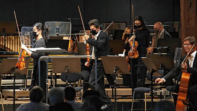 Das Konzert, ein Maskenball: Musiker der Südwestdeutschen Philharmonie mit Mund- und Nasenschutz.