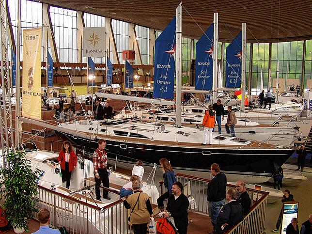 2002: Die Halle A1 auf dem neuen Messegelände am Flughafen bietet Platz für die größten Segelyachten.