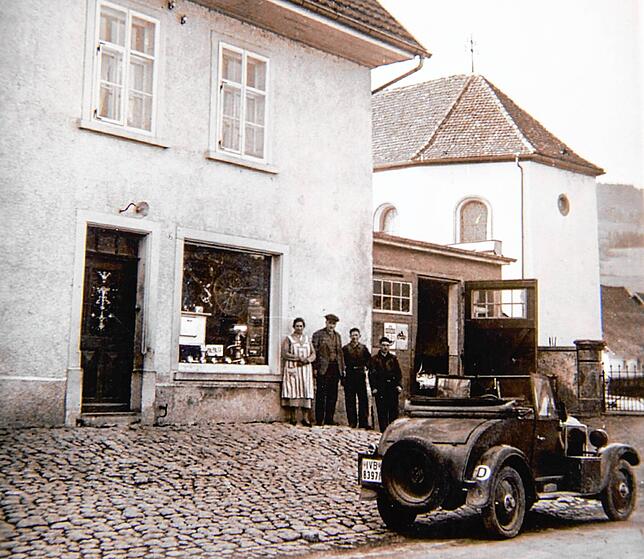 Das waren noch Zeiten wie aus diesem 70 Jahre alten Foto, als in der Schlüchttalstraße Autos noch bewundert wurden. Inzwischen ärgern ...