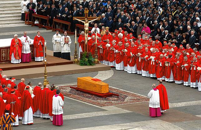 Kardinal Joseph Ratzinger leitet am 8. April 2005 auf dem Petersplatz in Rom die Trauerfeier für Papst Johannes Paul II.