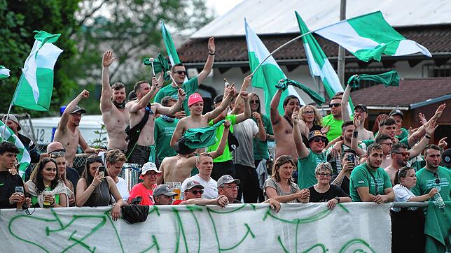 Beim Amateurfußball sorgen die Fans, hier die Anhänger des FC Furtwangen beim diesjährigen Bezirkspokalfinale, immer für ordentlich ...