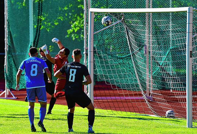 Der ging nicht rein: Torwart Mirco Nannavecchia vom FC Erzingen steht der Schrecken beim 1:8-Debakel bei der SG FC Wehr/Brennet ins ...