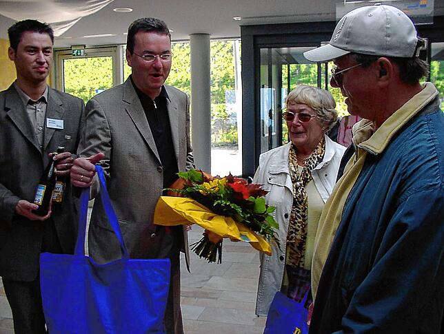 Ex-Bürgermeister Heinz Tausendfreund (Mitte) und der damalige Betriebsleiter Erik Kerwer (links) heißen die ersten Badegäste willkommen: ...