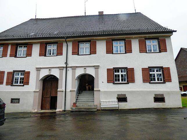 Das Hauptgebäude: Links der Eingang zur Mühle, rechts der Eingang zum Wohngebäude.
