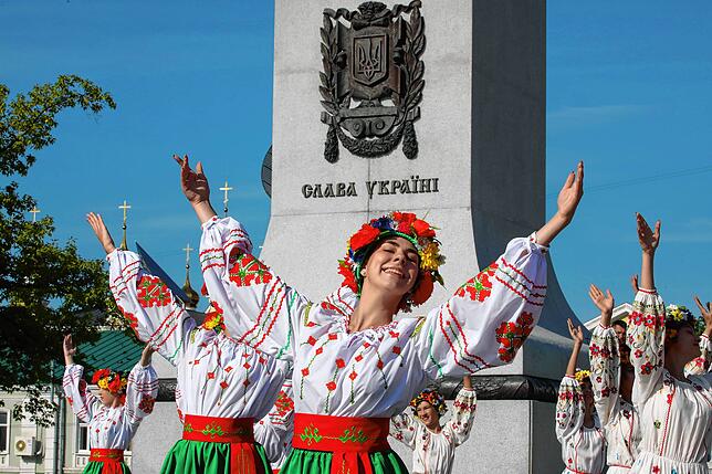 In der Ukraine wird der Unabhängigkeitstag groß gefeiert – hier tritt eine Tanzgruppe im Jahr 2021 auf.