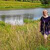 Andrea Jahn (35) vor dem Hierholzer Weiher. Sie schätzt die Nähe zur Natur, die Dachsberg bietet.