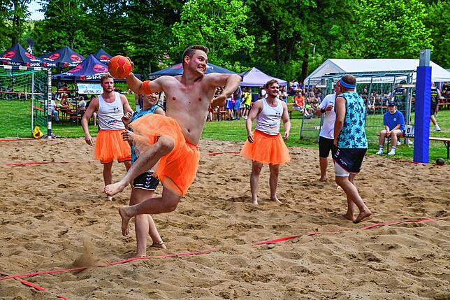 Nicht gezwungenermaßen in solchen Outfits, aber auf jeden Fall mit hohem Spaßfaktor können im Sommer Handballspiele auf dem neuen ...