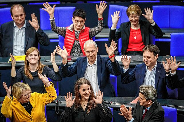 Heike Heubach (untere Reihe M, SPD) im Bundestag zwischen Rolf Mützenich (r), Vorsitzender der SPD-Bundestagsfraktion, und Katja Mast, ...