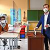 FDP-Landtagskandidat Jürgen Keck gibt in der Grundschule Böhringen seine eigene Stimme zur Wahl ab. Wahlhelferin Daniela von Brünken ...
