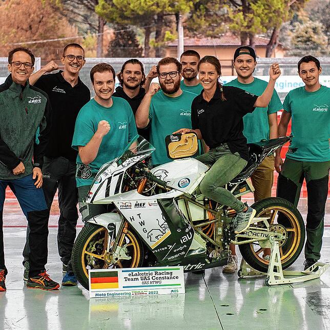 Das Team „eLaketric“ der HTWG Hochschule Konstanz. Links Professor Florian Lang (Teamtutor/Faculty Advisor), neben ihm ...