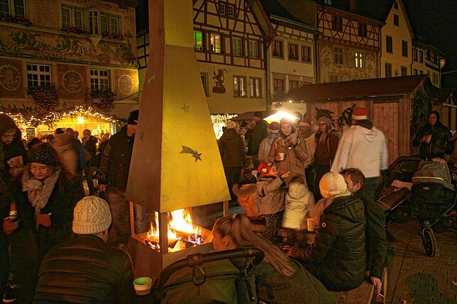 Am Lagerfeuer der Märlistadt werden Geschichten erzählt.