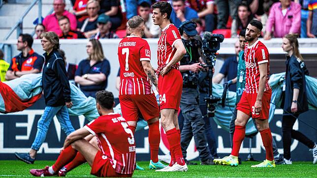 Die Enttäuschung bei den Fußball-Profis des SC Freiburg war nach der erneuten Niederlage gegen den RB Leipzig groß.