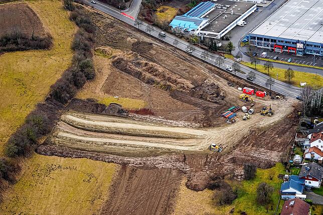 Im Rahmen der Erschließung von Neubaugebieten wie hier beim Neubaugebiet Kapellenäcker in Stockach, wird viel Fläche Versiegelt ...