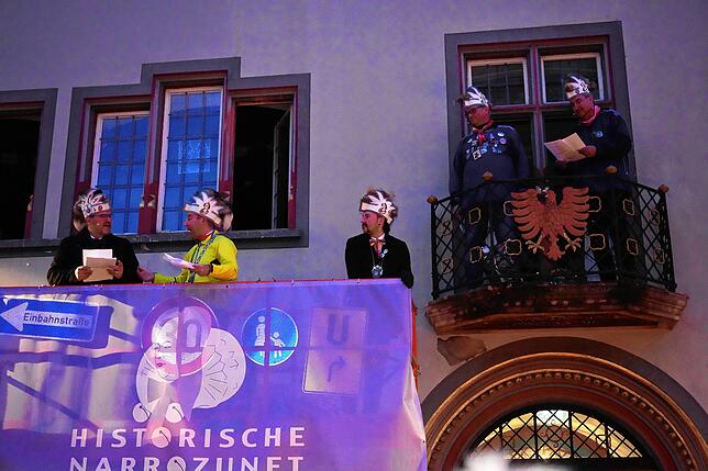 Bild 7: Fasnet Villingen: Die Narren holen sich ihren Rathausschlüssel vom OB