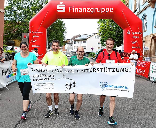 Auf der Ehrenrunde Organisatorin Sophia Wolf (von links), Oberbürgermeister Erik Pauly, Harald Rettenmaier (AOK) und Matthias Wößner ...