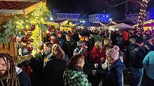 Dichtes Gedränge herrschte beim Auftakt des Markdorfer Weihnachtmarktes, der das erste Mal auf der Marktplatz-Anlage neben der Kirche ...