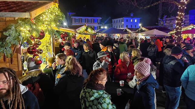 Dichtes Gedränge herrschte beim Auftakt des Markdorfer Weihnachtmarktes, der das erste Mal auf der Marktplatz-Anlage neben der Kirche ...