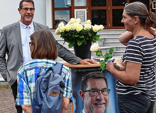 Auf dem Wochenmarkt bildet sich eine Gesprächsrunde um Bürgermeisterkandidat Andreas Lipp.
