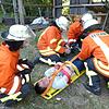 Die Feuerwehr Abteilung Nordhalden rettet bei ihrer Übung rasch den ohnmächtigen Jugendlichen aus dem in Brand geratenen Brennholzstapel.