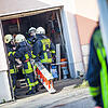 Die Einsatzkräfte der Konstanzer Feuerwehr können das Haus in der Radolfzeller Straße nur mit Atemschutzmasken betreten.